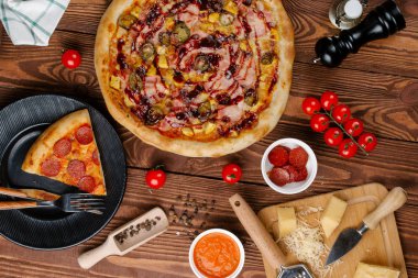 domates sosu, peynir, pastırma ve marinading salatalık ile pişmiş pizza üstten görünüm 