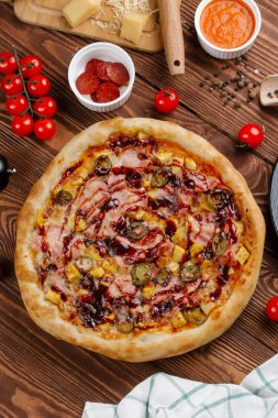domates sosu, peynir, pastırma ve marinading salatalık ile pişmiş pizza üstten görünüm 