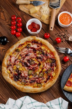 domates sosu, peynir, pastırma ve marinading salatalık ile pişmiş pizza üstten görünüm 