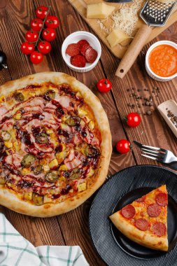 domates sosu, peynir, pastırma ve marinading salatalık ile pişmiş pizza üstten görünüm 