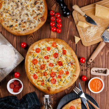 iki pişmiş pizza üstten görünüm ahşap tablo