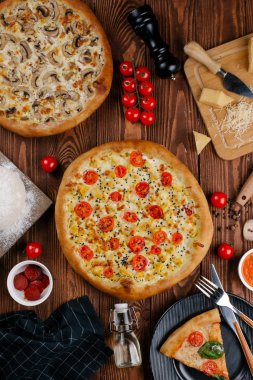 iki pişmiş pizza üstten görünüm ahşap tablo