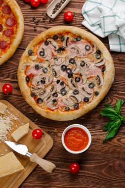 iki pişmiş pizza üstten görünüm ahşap tablo