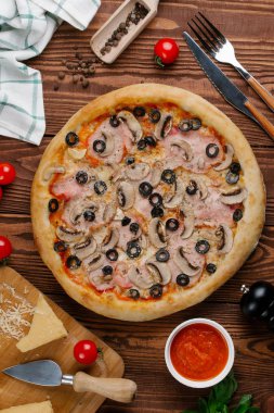 pişmiş Pizza domates sosu, peynir, dilimlenmiş jambon, mantar ve zeytin üstten görünüm