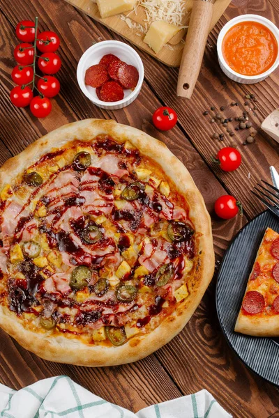 domates sosu, peynir, pastırma ve marinading salatalık ile pişmiş pizza üstten görünüm 