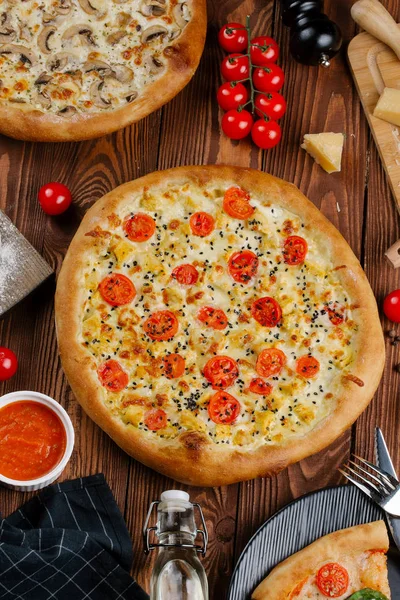 iki pişmiş pizza üstten görünüm ahşap tablo