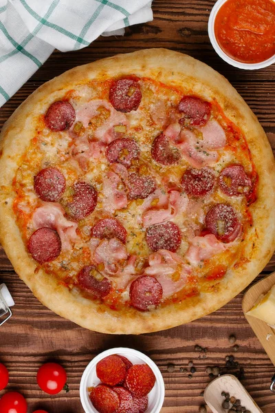 테이블에 토마토 슬라이스 소시지와 베이컨으로 피자의 — 스톡 사진