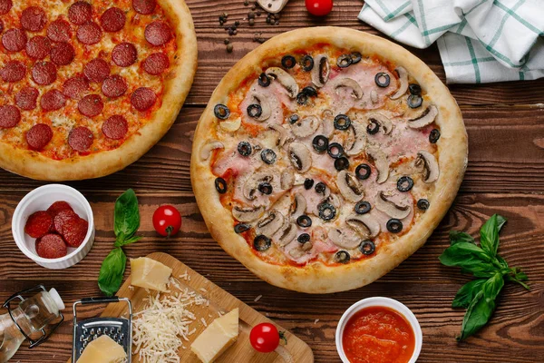 iki pişmiş pizza üstten görünüm ahşap tablo