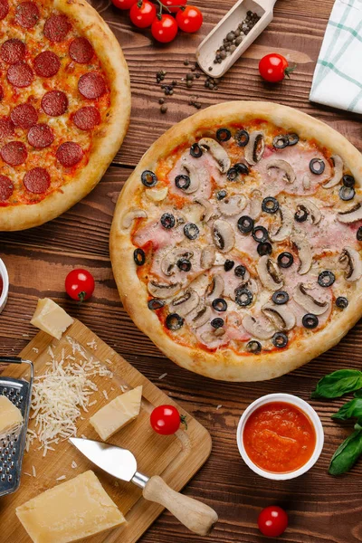 iki pişmiş pizza üstten görünüm ahşap tablo