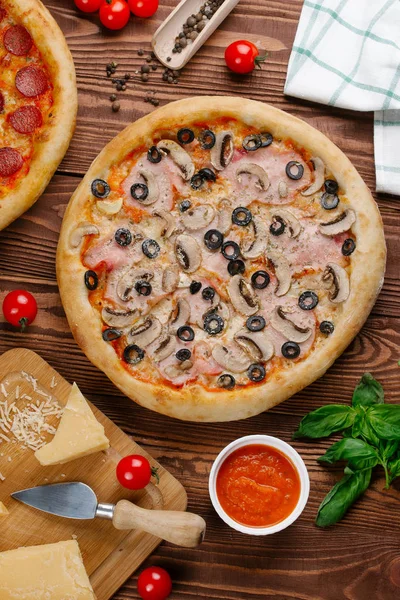 iki pişmiş pizza üstten görünüm ahşap tablo
