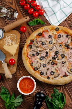 pişmiş Pizza domates sosu, peynir, dilimlenmiş jambon, mantar ve zeytin üstten görünüm