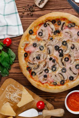 pişmiş Pizza domates sosu, peynir, dilimlenmiş jambon, mantar ve zeytin üstten görünüm