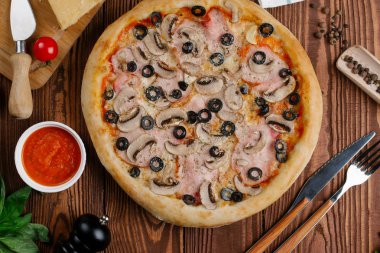 pişmiş Pizza domates sosu, peynir, dilimlenmiş jambon, mantar ve zeytin üstten görünüm
