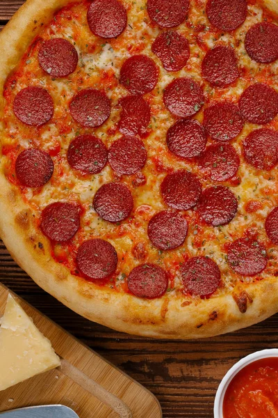 Bovenaanzicht Van Gekookte Pizza Met Tomatensaus Kaas Gesneden Worst Houten — Stockfoto