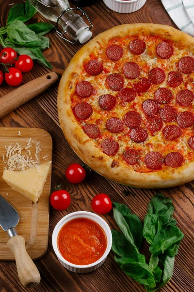테이블에 토마토 치즈와 슬라이스 소시지 피자의 — 스톡 사진