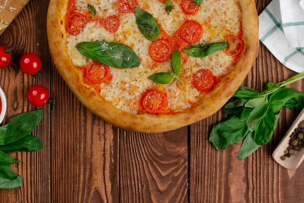 Widok Góry Pizza Pomidorami Serem Świeżą Bazylią Pozostawia Serwowane Drewnianym — Zdjęcie stockowe