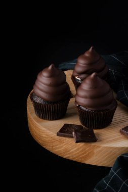 Karanlık masada lezzetli çikolata cupcakes