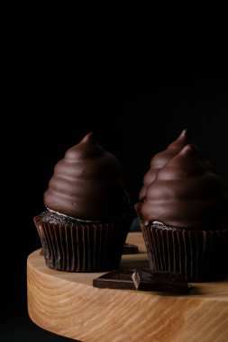 Karanlık masada lezzetli çikolata cupcakes