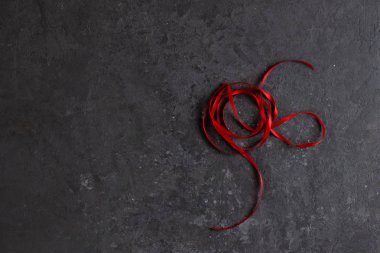 Koyu arkaplanda kırmızı kurdele