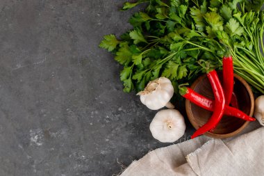 Sebze ve açık gri renkli düzenlenmiş türler