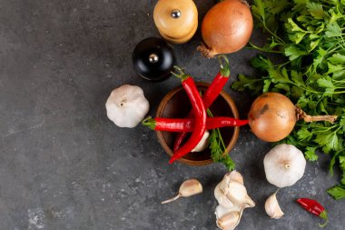 Sebze ve açık gri renkli düzenlenmiş türler