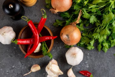 Sebze ve açık gri renkli düzenlenmiş türler