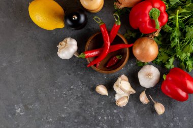 Sebze ve açık gri renkli düzenlenmiş türler