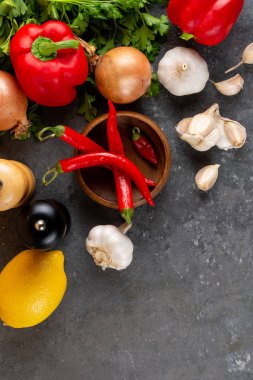 Sebze ve açık gri renkli düzenlenmiş türler