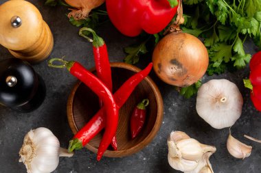 Sebze ve açık gri renkli düzenlenmiş türler