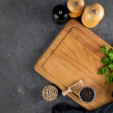 Baharat karanlık kayrak masada. Maydanoz, tuz ve biber. Yemek, maddeler kopyalama alanı, üstten görünüm