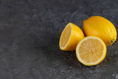 Görünümü gri arka planda, kopya alanı, lezzetli limon top