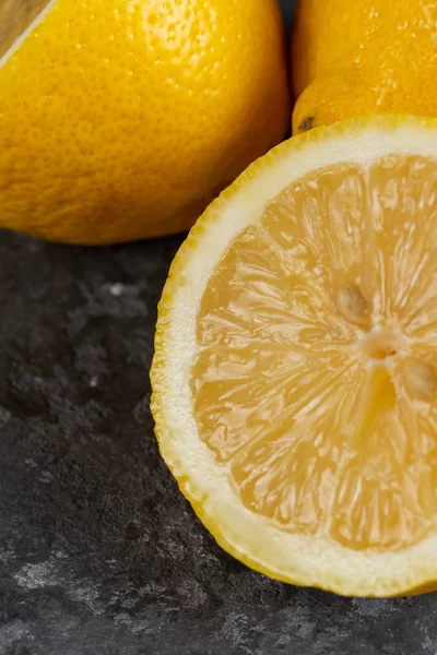 Läckra Citroner Grå Bakgrund Kopia Utrymme Ovanifrån — Stockfoto
