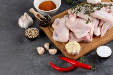 Çiğ çiğ tavuk türleri ahşap tahta üzerinde ile