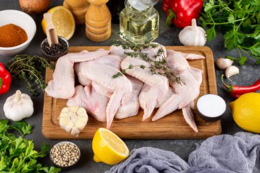 Çiğ çiğ tavuk kanadı türleri ile 