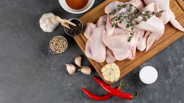 Çiğ çiğ tavuk türleri ahşap tahta üzerinde ile