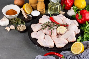 Çiğ çiğ tavuk kanadı türleri ile 