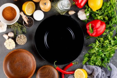 Koyu arka plan üzerinde renkli türler