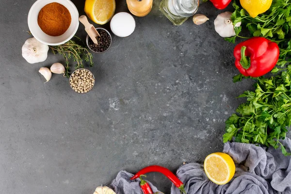 Koyu arka plan üzerinde renkli türler