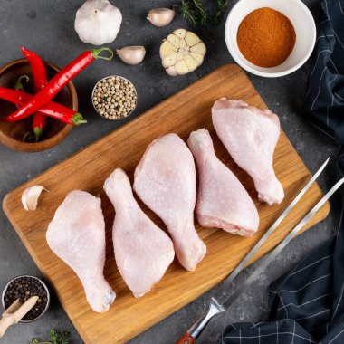 Çiğ çiğ tavuk bacakları türle ahşap tahta üzerinde