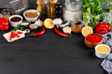 Koyu arka plan kopya alanı metin olarak orta, en iyi görünüm seçici odak için düzenlenmiş renk sebze