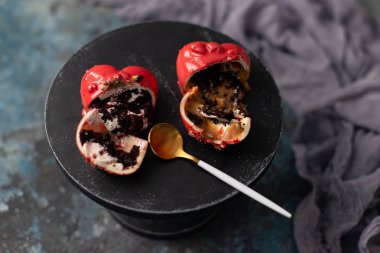 Koyu arka plan üzerine kaşıkla lezzetli çikolatalı kek