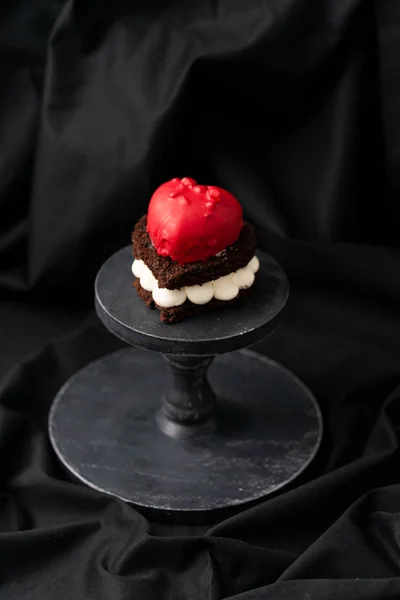 Delicioso Pastel Chocolate Forma Corazón Sobre Fondo Oscuro — Foto de Stock