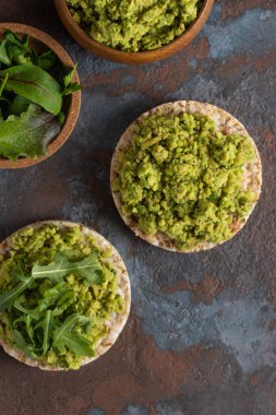 Gevrek pirinç kek avokado püresi ve otlar ile