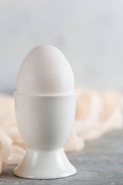 Stand üzerinde bir beyaz yumurta