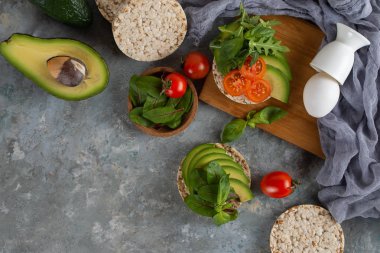 Gevrek pirinç kek domates ve avokado