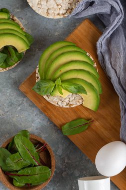 Gevrek pirinç kek dilimlenmiş avokado ile