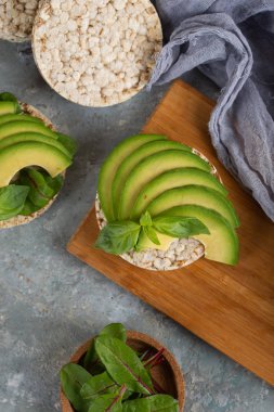 Gevrek pirinç kek dilimlenmiş avokado ile