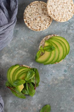 Gevrek pirinç kek dilimlenmiş avokado ile