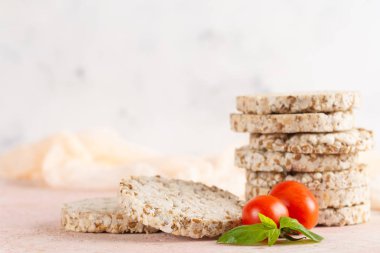 Gevrek pirinç kekleri ve domates