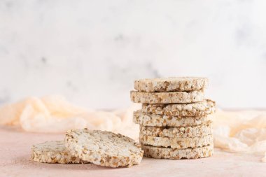 Gevrek pirinç kek ahşap arka plan üzerinde